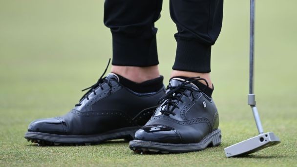 Bare ankles, bucket hats, thistles and more fits from The Open